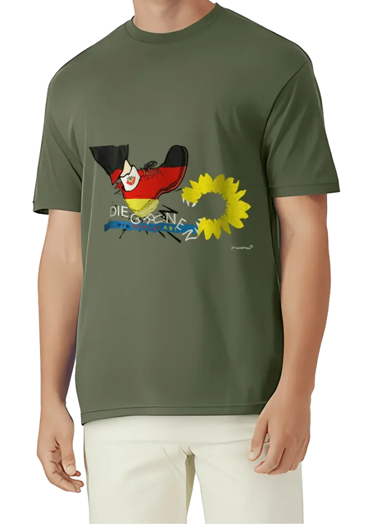 ein olivgrünes T-Shirt, mit einem farbigen Logo Aufdruck. Das Logo zeigt einen Schuh in Farben der deutschen Landesflagge, welcher auf einen Schriftzug (die Grünen) tritt. Rechts daneben sieht man eine Sonnenblume mit scharfen Zähnen.
