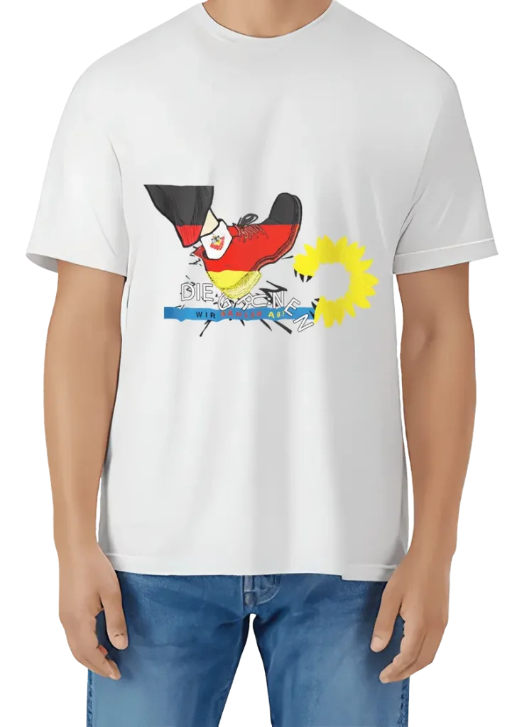 ein weißes T-Shirt, mit einem farbigen Logo Aufdruck. Das Logo zeigt einen Schuh in Farben der deutschen Landesflagge, welcher auf einen Schriftzug (die Grünen) tritt. Rechts daneben sieht man eine Sonnenblume mit scharfen Zähnen.